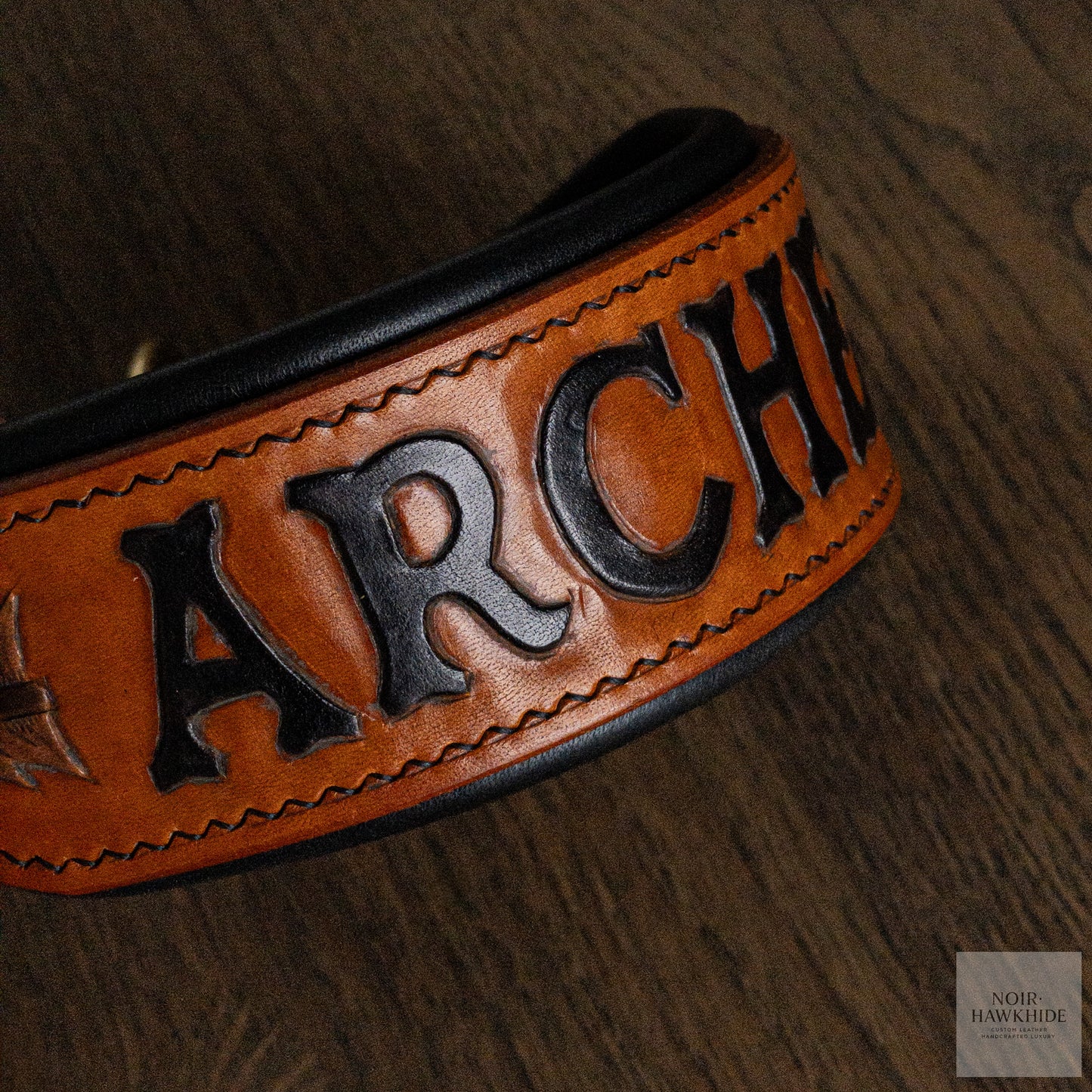 Dog collar with name in bow and arrow theme