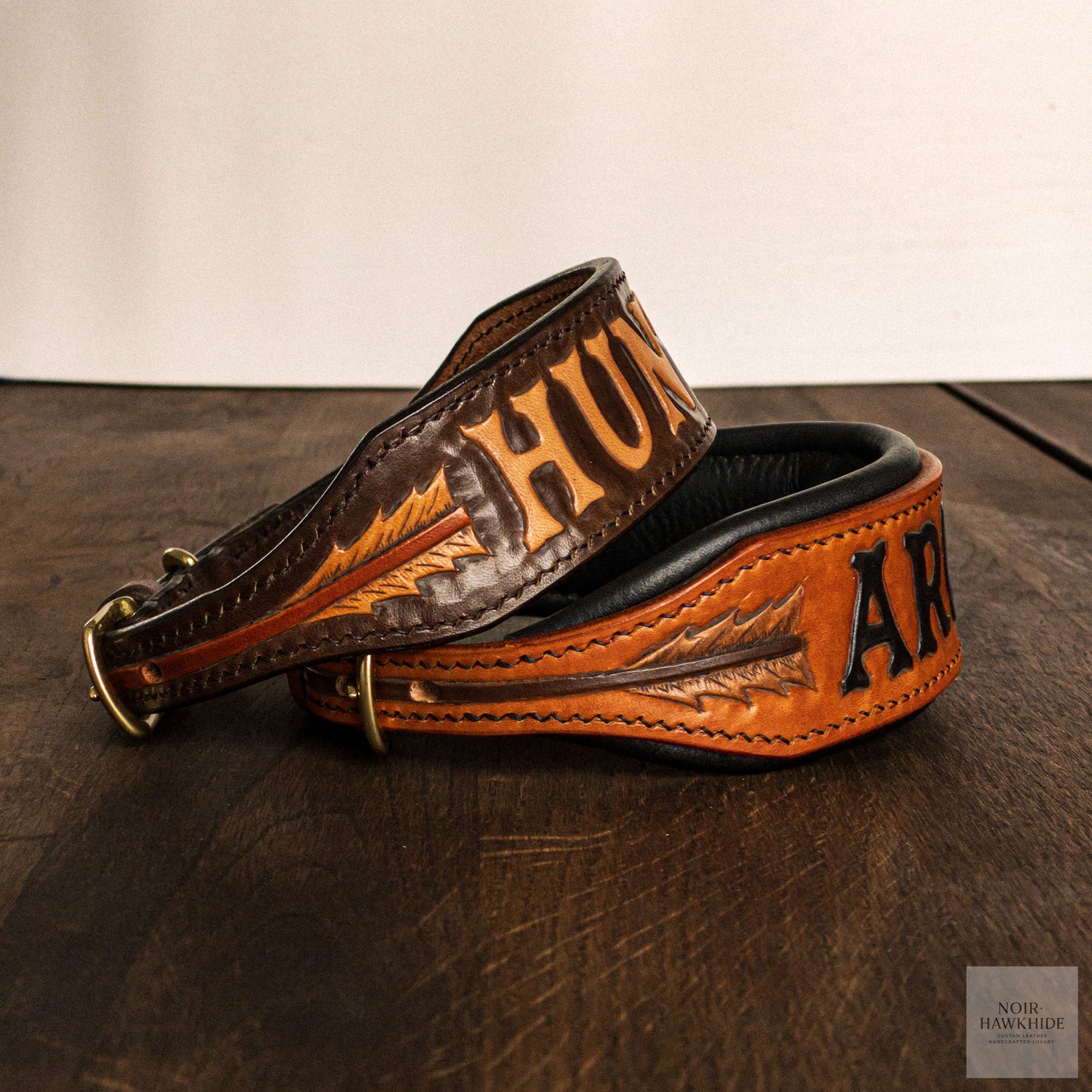 Dog collar with name in bow and arrow theme