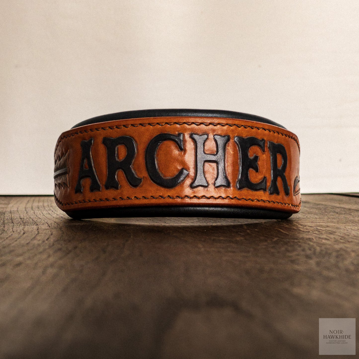 Dog collar with name in bow and arrow theme